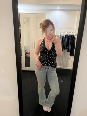 Low waist jeans - Ljusblå low waist jeans från weekday. Storlek 27/30 inga defekter, dock för korta för mig derför säljer jag dem!