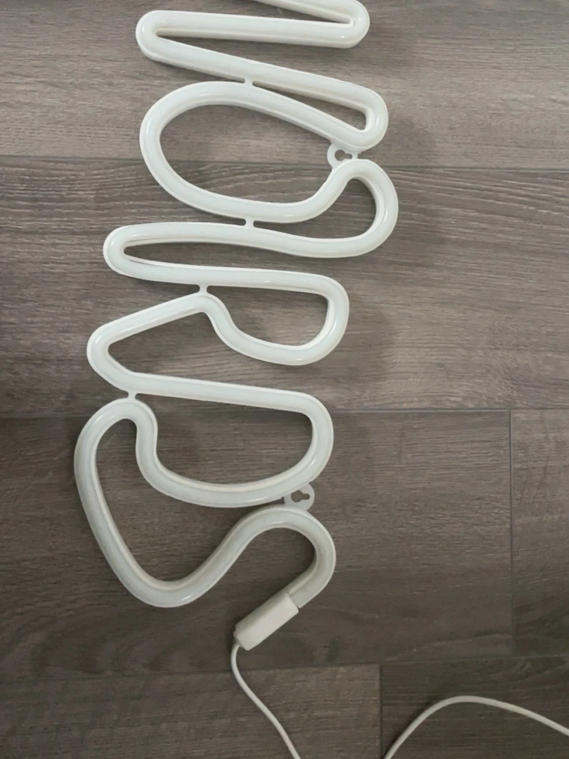 Gul neonlampa med texten WORDS - 3