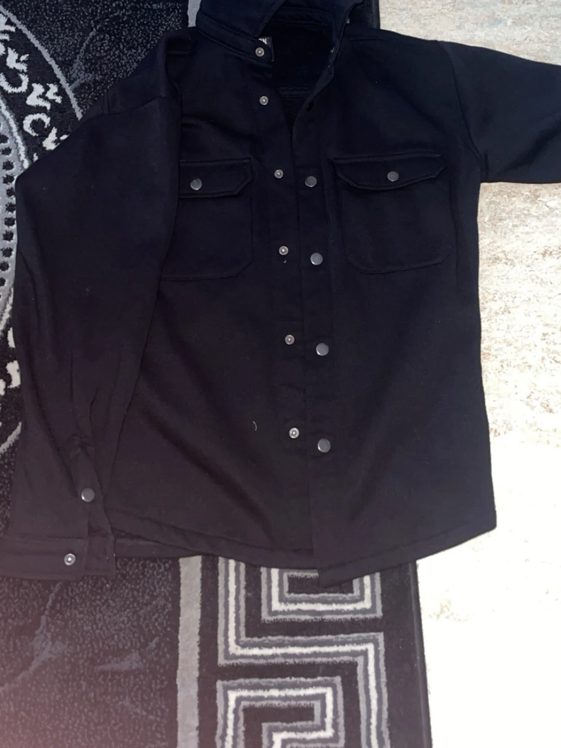 Svart overshirt med tryckknappar