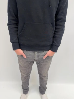 Replay Regular jeans gråa - Säljer nu ett par schysta Replay jeans som är ljus gråa 