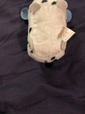 Dalmatiner mjukisdjur - Söt liten dalmatiner i plysch med vita och svarta fläckar, svarta öron och blå glittriga ögon. Perfekt som prydnad eller leksak. Mjuk och lätt att ta med sig överallt.