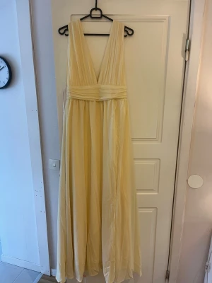 Balklänning  - Helt oanvänd balklänning, sann i storlek och är lång i modellen. Jag är 176cm och den gick ända ner till golvet. Originalpris 1300kr 