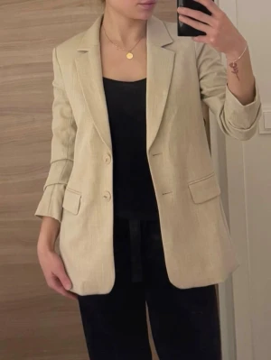 Beige kavaj - Beige kavaj från H&M i storlek 34
