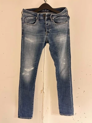 Blå skinny jeans från Jack & Jones - Snygga blåa slim fit jeans från Jack & Jones med slitningar på låren och knäna. Kvalité 8/10🙌