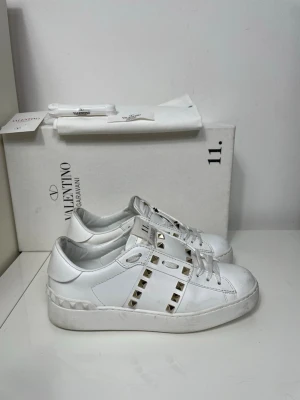 Valentino Rockstud Skor  - Säljer nu dessa Valentino Rockstud Skor med ett nypris på 7 700 kr!, skriv för fler bilder/frågor🙌🏼 