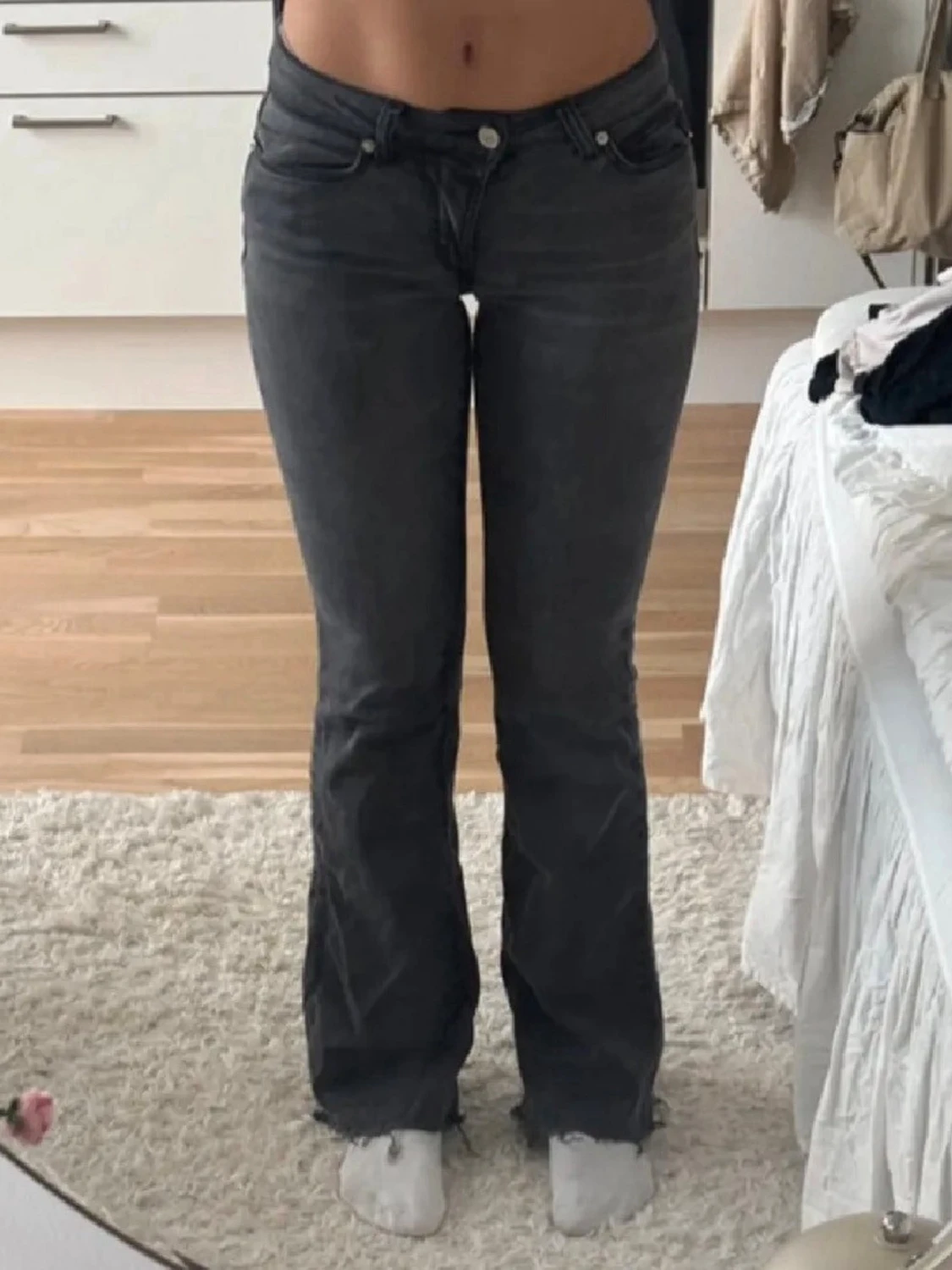 Mörkgrå bootcut jeans