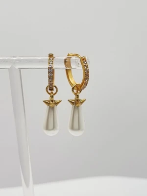 Handgjorda örhängen med pärldroppar  - Material-rostfritt stål och zirconiakristall 