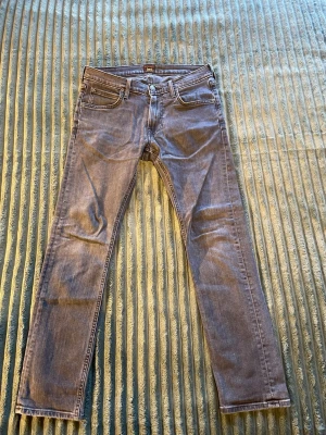 Blå slim fit jeans med fem fickor - Snygga blå slim fit jeans med klassisk femficksdesign och normalhög midja. Jeansen har dragkedjegylf och raka ben. Perfekta till en avslappnad stil och passar till det mesta. Materialet är mjukt denim med lite stretch för extra komfort. W29 L30