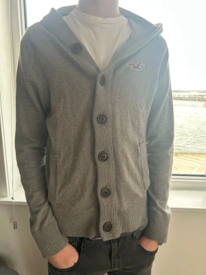 Vintage hollister cardigan - En riktigt fet hollister tröja! Sitter mycket bra på och har fint skick. Skick:9/10 | modellen är 185cm lång. Det står att den är L men sitter mer som M Pris 599 men kan diskuteras🤩🤩