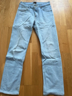 Ljusblå raka jeans från Lee - Säljer ett par ljusblå jeans från Lee i rak modell. Bara att höra av dig vid frågor eller funderingar W28L32 