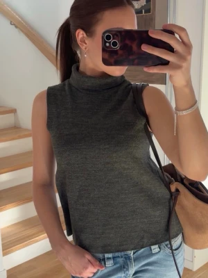 Grå ärmlös polotopp - Så snygg ärmlös polo från zara, helt oanvänd💕