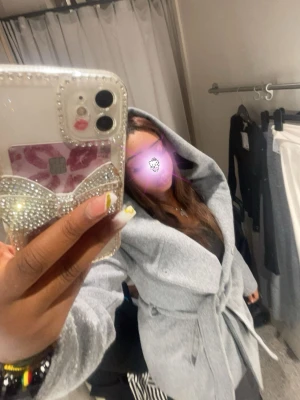 Grå kappa - Grå kappa från new Yorker. Helt ny använd ett fåtal gånger. Säljs pga ingen användning. Skriv i dm för fler bilder!