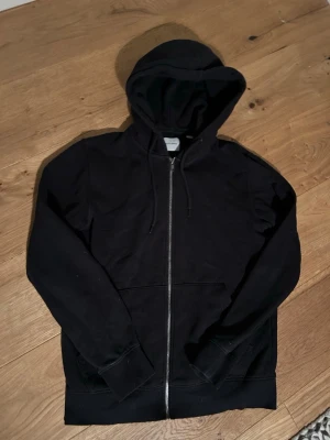 Luvtröja från Jack and jones - En klassisk svart zip hoodie från Jack and Jones. Tröjan är i mycket fint skit och har inte används mycket. Skriv om du har några frågor!