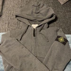 Stone island zip  - Stone island zip hoodie i toppskick. Storlek M men kanske lite liten i storleken. Köpt på farfetch, självklart äkta. Nypris 2900