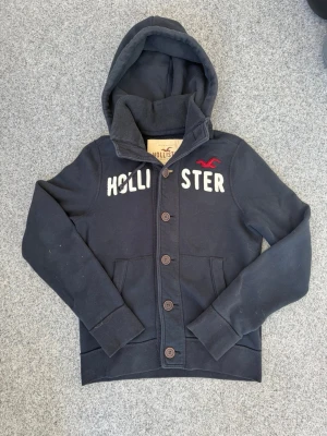 Hollister cardigan | M - Vintage cardigan | Hollister | Strolek: M | Mycket bra skick | Marinblå | hör av er vid minsta lilla fråga, prisförslag eller fundering!🫡 Mvh Arctic