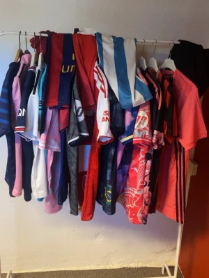 Fotbollströjor  - Säljer ett gäng fotbollströjor som är i bra skick! Fråga gärna om tröja å storlek och pris! 