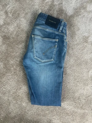 Limited Dondup Jeans - Säljer dessa schyssta limited edition Dondup jeans i ljus tvätt. De har ett väldigt bekvämt bomull material som är perfekt om du gillar att ha bekväma jeans. Priset är tyvärr spikat i sten men hör av dig om du har frågor.