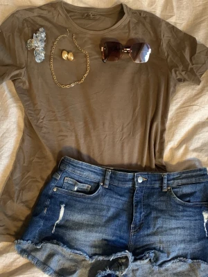 Brun basic t-shirt i bomull - Brun t-shirt från Denim Day, super mjuk och stretchig. Rund hals och korta ärmar gjord i bomull. Normal passform. Jag är 174cm lång.