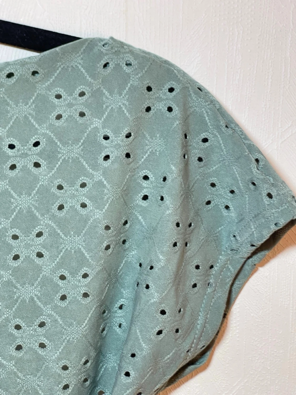 Grön broderad blus med öppen rygg - 1