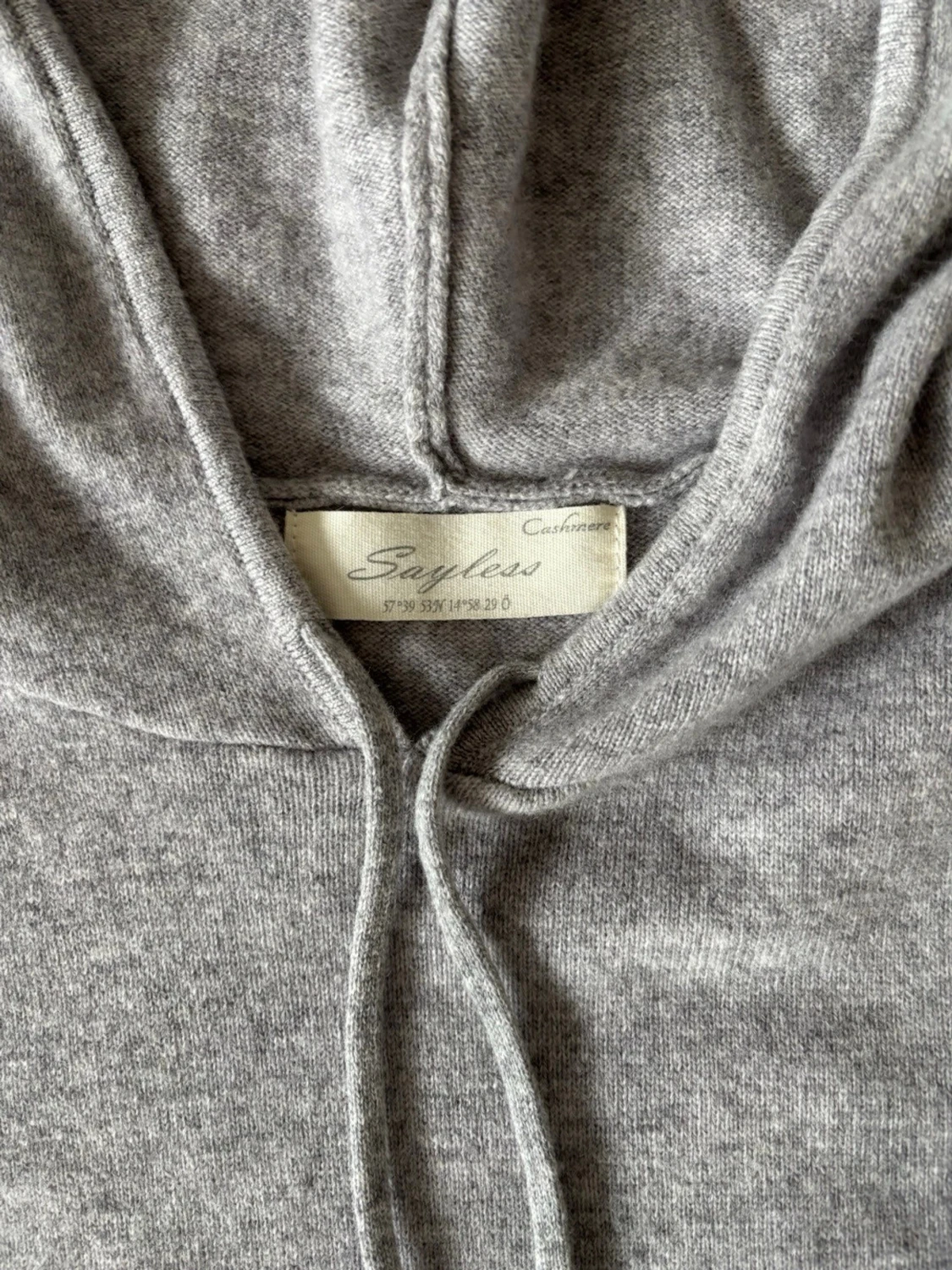 Grå cashmere hoodie från Sayless - 1
