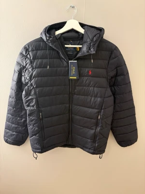 Ralph Lauren jacka  - Säljer dessa sjukt snygga Ralph Lauren lightweight jackorna. Helt nya, finns 6 st olika i profilen. S, M, L. Finns i svart och navy. Kvitto finns. Hör av er vid frågor/ fler bilder! 