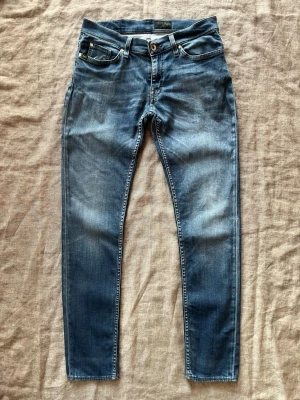 Blå tvättade Tiger of Sweden jeans, 31/32 - Ljusblå tvättade Tiger of Sweden jeans i modellen Blaise Inga defekter Hör av er vid frågor eller förhandlingar!