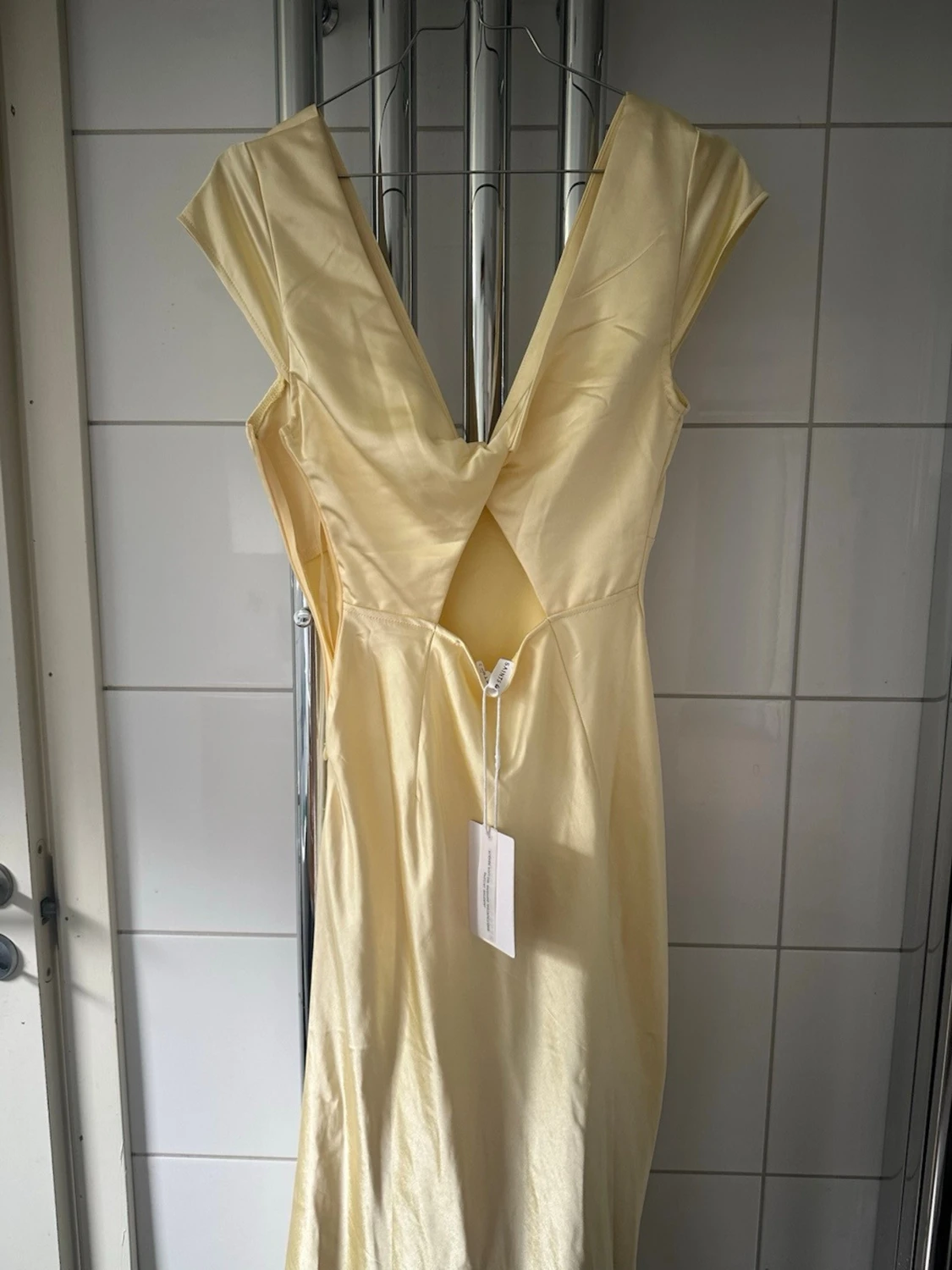 Ljusgul långklänning med v-ringning från Hello molly - 2