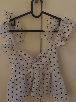 Vit prickig volangtopp - Supersöt prickig topp! Perfekt till sommar eller vår! 💗