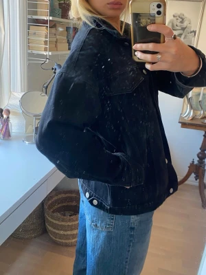 Svart oversized jeansjacka - Svart jeansjacka i gott skick, passar oversized på mig som är 170 och vanligtvis bär S. Gott skick