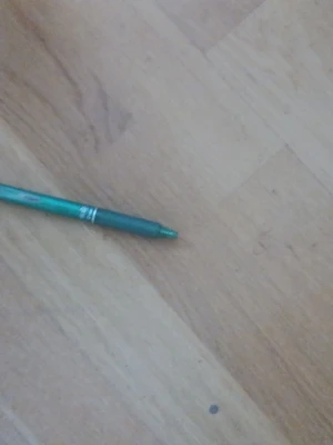 Grön Pilot FriXion kulspetspenna - Säljer en grön kulspetspenna av märket Pilot FriXion. Pennan har suddfunktion och genomskinlig klämma på locket. Perfekt för anteckningar eller skolarbete. Smidig och lätt att ta med sig i väskan.