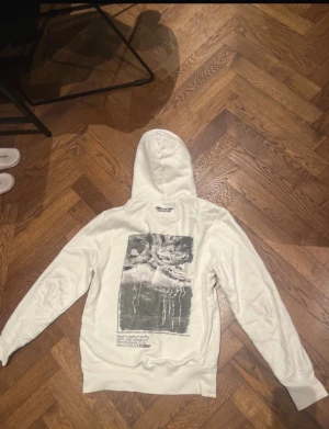 C.P. Company hoodie vit - Snygg C.P. Company hoodie med tryck på ryggen och är i storlek xs