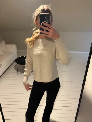 Ribbad tröja  - Säljer en stilren beige tröja med ribbad struktur.  Tröjan har långa ärmar och en fin passform. Tröjan är i superfint skick förutom ett litet litet hål från etiketten, kan skicka bild på det!💞