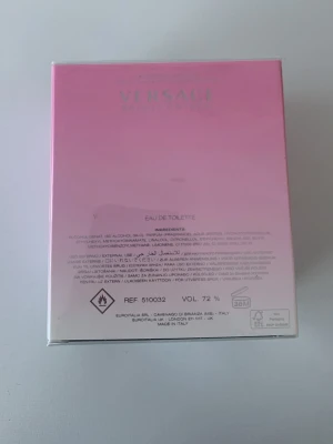 Versace Bright Crystal Eau de Toilette - Versace Bright Crystal Eau de Toilette i en snygg rosa och vit förpackning. Parfymen är en fräsch och feminin doft, perfekt för dig som gillar lyxiga och eleganta märken. Kommer i en stilren kartong med silverdetaljer och klassisk Versace-logga. Kvitto finns!!