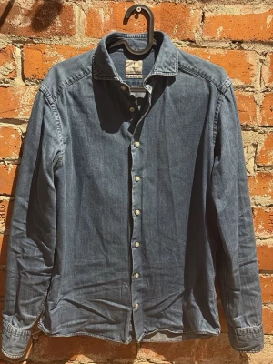 Jeansskjorta - Jeansskjorta från La Chemise, nyskick och sällan använd! Strl S 