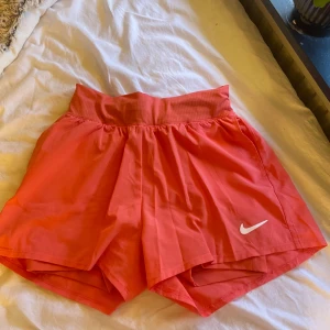 Rosa tennis shorts från Nike - Säljer ett par snygga rosa träningsshorts från Nike. Själv har jag använt dom som tennis shorts men funkar också till paddel och annan träning💕🙌🏽Liten effekt på baksidan💓