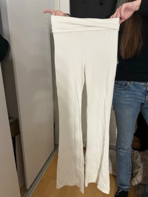 Vita utsvängda leggings - Säljer ett par vita yoga pants från Gina 