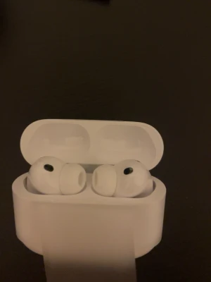 Apple AirPods Pro trådlösa hörlurar - Säljer ett par vita Apple AirPods Pro med laddningsetui. De är trådlösa in-ear hörlurar med silikonproppar för bra passform och brusreducering. Snygg och kompakt design i plast, perfekt för musik, samtal och gaming.