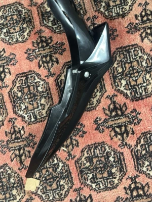 Acerbis evo - Säljer en svart cykelskärm i plast med en modern, kantig design. Skärmen har en liten vit logga framtill och är formad för att passa över ett hjul, troligen för mountainbike eller liknande cykel.