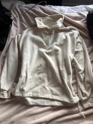 Vit oversized half zip sweater – vintage CRHSUP - Vit oversized sweater med hög krage och half zip 🤍  Tröjan har en liten snörning längst ner som gör det möjligt att forma tröjan tightare eller låta den ha en ballongform. Den är varm och mysig med en tydlig 80-tals / vintage känsla. Saknar märke, står endast “CRHSUP”.  Jag är 170 cm och brukar ha storlek S/M – tröjan passar mig perfekt och skulle även passa större storlekar ✨  En unik och trendig vintage-tröja som både är cozy och stilren.