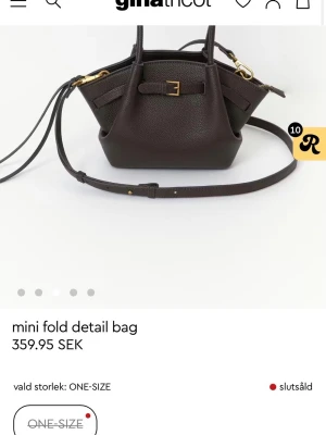 Väska - Köpt för någon vecka sedan, så den är precis som ny. Helt slutsåld på deras hemsida och i butik.💕Mini Fold Detail Bag.