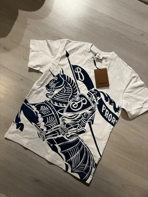 Burberry t-shirt  - Säljer denna riktigt feta t-shirten från burberry som är väldigt eftertraktad på plick, perfekt till sommaren. Storlek S och passar från 178-188 cm. Skriv till mig vid fler funderingar. Pris går att diskuteras vid snabb affär 💫