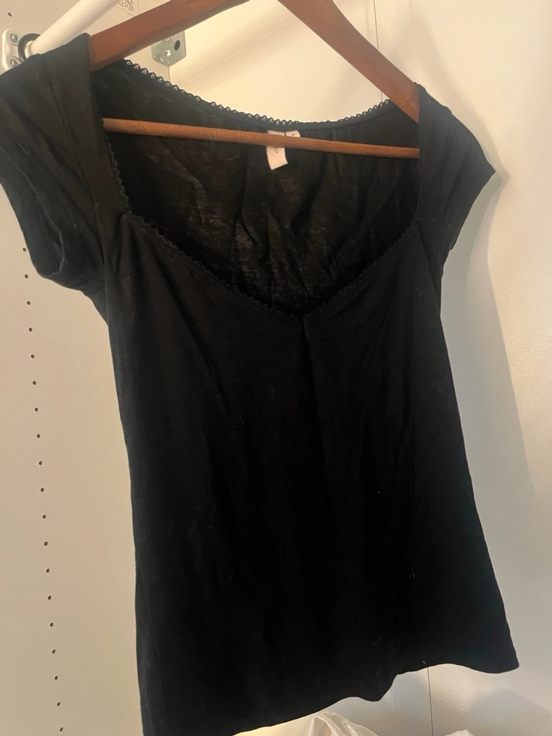 Svart topp med spetskant från Nelly  - 1