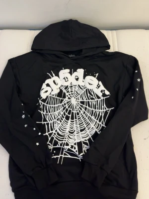 Svart sp5der Hoodie - Svart/Vitt SP5DER Hoodie. Storlek: S, aldrig använt nånsin och den är helt ny. Startpriset är 600kr, DM vid intresse 🙏