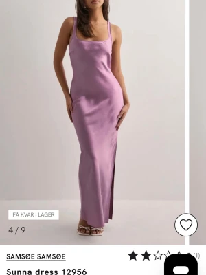 Lila långklänning från Samsøe Samsøe - Elegant lila långklänning från Samsøe Samsøe i ett glansigt satinliknande material. Klänningen har smala axelband, fyrkantig ringning och en slits på sidan för extra rörelsefrihet. Perfekt för dig som vill ha en stilren och modern look. Pris kan diskuteras vid snabb affär 