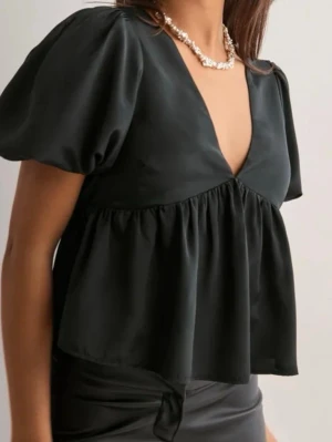 Svart v-ringad blus med puffärm - Använder ej 