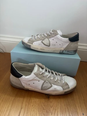 Philippe Model vita sneakers - Tjena! ✌️jag säljer dessa skor, såklart äkta inga defekter men har tecken på användning tyvärr ingår inte box eller något annat än skon 