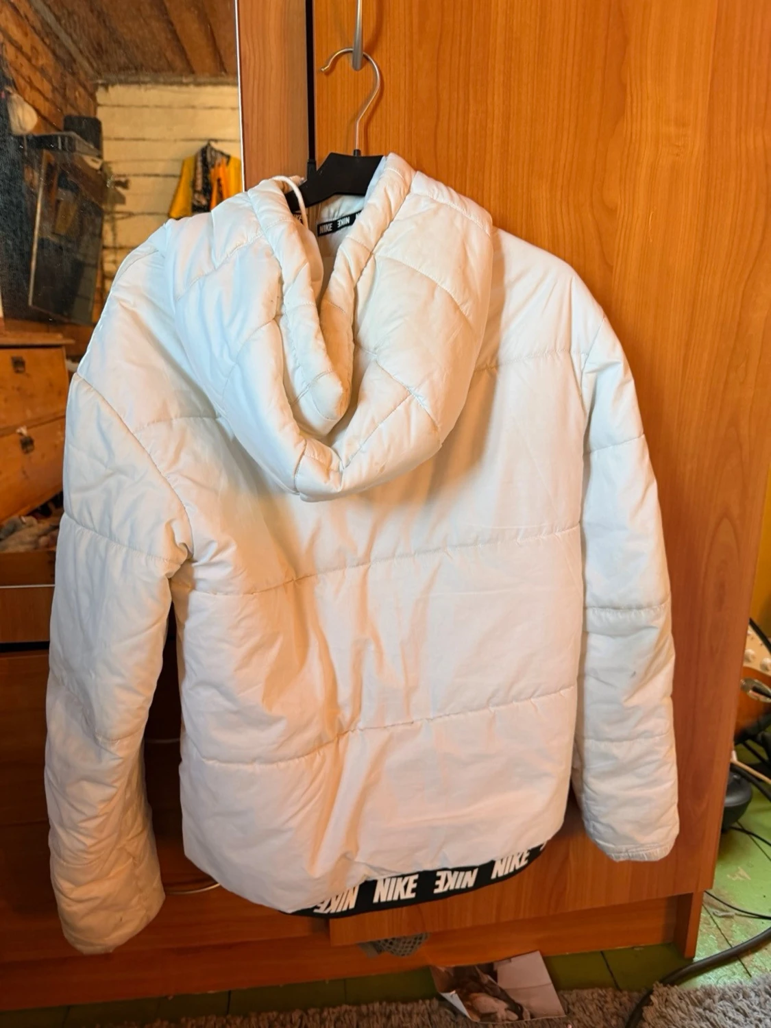 Vit pufferjacka från Nike med huva - 1