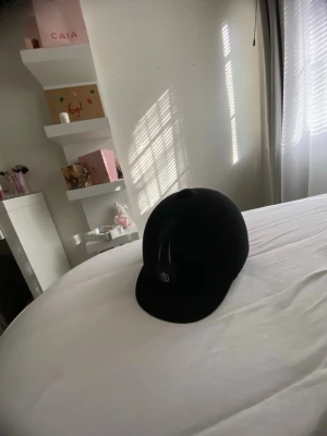 Ridhjälm Hs - En sprillans ny ridhjälm från granngården, köptes för 1500kr men tappade intresse så fick ingen användning! Säljs nu för 500kr bara att passa på💕justerbar!