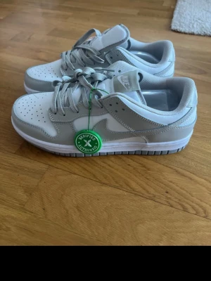 Nike Dunk Low grå/vita sneakers - Helt nya oanvända Nike sportswear Dunk low unisex sneakers- white/light smoke grey 