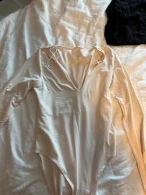 Beige/vit långärmad body - (Utförsäljning av alla mina kläder, så priset jag lägger ut för gäller, och inget lägre)